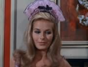 Della (Sharyn Hillyer)